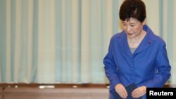 South Korean President Park Geun-hye arrives to attend an emergency cabinet meeting at the Presidential Blue House in Seoul, South Korea, Dec. 9, 2016.