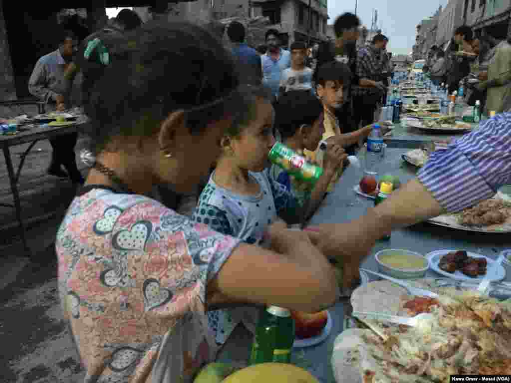 Pêşkeşkirina xwarina Fitara Remezanê bo 150 zarokên bê xwedî li Mûsil