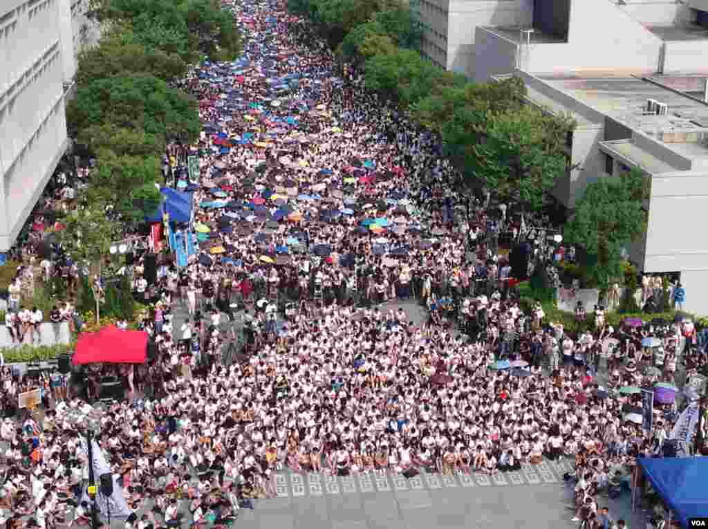 香港大专学生罢课（美国之音海彦拍摄）