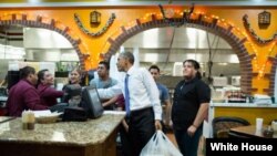 美国群众和总统。奥巴马总统在纳什维尔的餐厅买外卖（2014年12月9日）