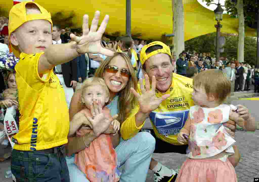 27 juillet 2003 : Lance Armstrong, sa femme Kristin, son fils Luke et ses jumelles Isabelle Rose et Grace Elizabeth c&eacute;l&eacute;brant ses cinq titres du Tour de France