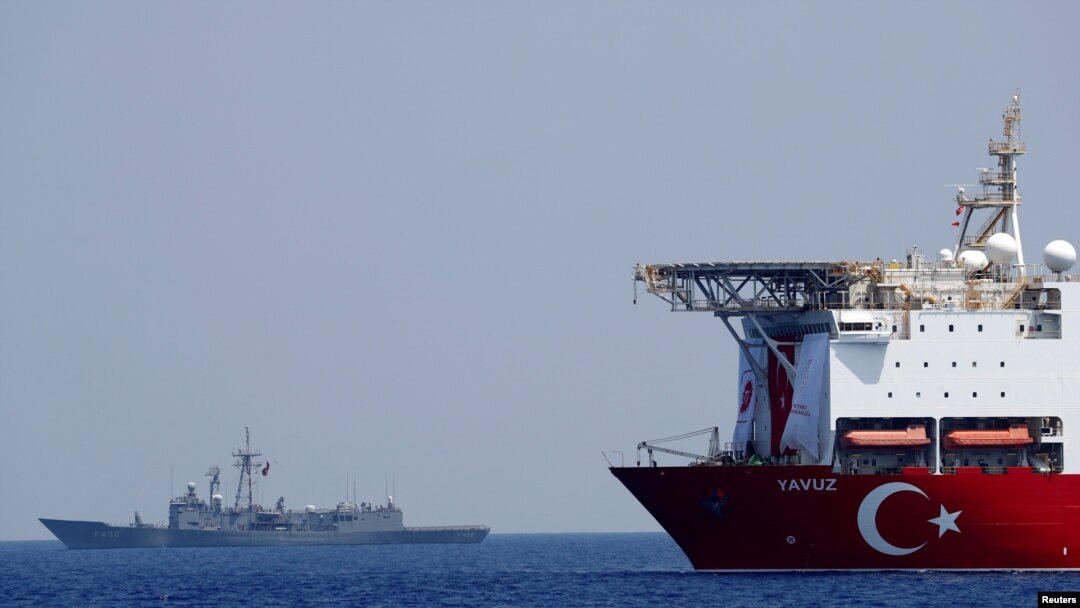 Kapal pemboran Turki, Yavuz dikawal oleh fregat Angkatan Laut Turki TCG Gemlik (F-492) di kawasan timur Laut Tengah, sebelah barat daya Siprus , 6 Agustus 2019. (Foto: REUTERS / Murad Sezer)
