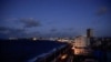 Autos circulan por el malecón de La Habana tras el colapso de la red eléctrica del país el domingo, según el Ministerio de Energía y Minas de Cuba, en eLa Habana, Cuba, 20 de octubre de 2024. 