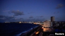 Autos circulan por el malecón de La Habana tras el colapso de la red eléctrica del país el domingo, según el Ministerio de Energía y Minas de Cuba, en eLa Habana, Cuba, 20 de octubre de 2024. 