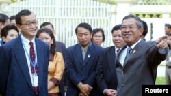 柬埔寨首相洪森（右）与反对党领袖桑兰西（左）交谈。
