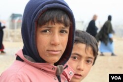 Anak-anak di Kamp Khazir di Irak. Para ibu mengatakan bahkan tukang-tukang cukur yang yang memotong rambut anak-anak laki-laki dengan cara yang tidak sesuai dengan arahan ISIS akan dihukum keras.