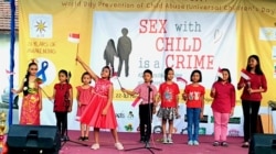 Anak-anak membawakan lagu persembahan Aku Anak Indonesia dan Naik Delman, pada peringatan Hari Anak Sedunia di Surabaya. (Foto: Petrus Riski/VOA)