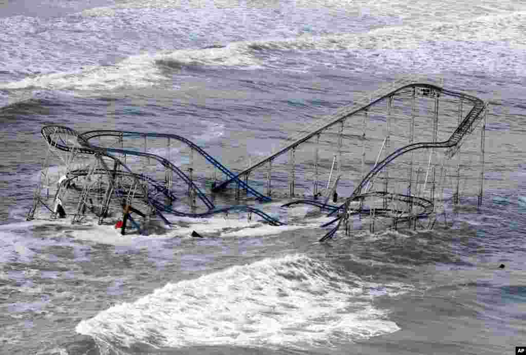 Đường ray tàu lượn siêu tốc ở công viên giải trí thuộc thành phố Seaside Heights, New Jersey, rơi xuống Đại Tây Dương trong trận bão Sandy. (AP Photo/Mike Groll)