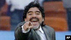 Maradona en Johanesburgo, Sudáfrica, durante el encuentro del grupo B de la Copa Mundial entre Argentina y Corea del Sur. 17/6/10. AP Foto/Frank Augstein.