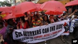 PSK dan aktivis dari 42 negara berkumpul di Kalkuta, India (24/7) melakukan konferensi Internasional AIDS, sebagai protes pada pemerintah AS yang melarang PSK mengikuti konferensi AIDS internasional di Washington.