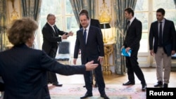 French President Francois Hollande (C) arrives to attend a meeting with young people ahead of a European Union leaders conference to discuss ways of tackling youth unemployment at the Elysee palace in Paris, Nov. 12, 2013. 