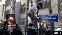 اقدام حمله کنندگان به سفارت عربستان برای تغییر نام خیابان محل سفارت - زمستان ۱۳۹۴