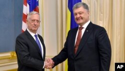 Menhan AS Jim Mattis (kiri) bertemu Presiden Ukraina Petro Poroshenko dalam kunjungannya di Kyiv, Kamis (24/8). 