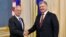 우크라이나를 방문한 짐 매티스 미국 국방장관(왼쪽)이 24일 페트로 포로셴코 우크라이나 대통령과 만나 악수하고 있다.