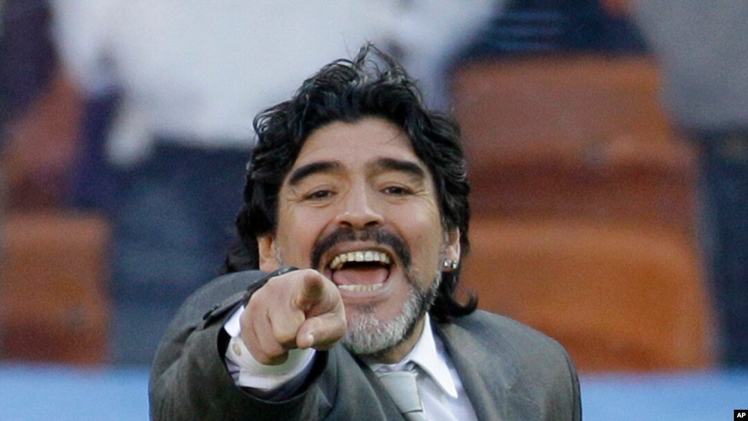 Isyarat pelatih Argentina Diego Maradona selama pertandingan sepak bola grup B Piala Dunia antara Argentina dan Korea Selatan di Soccer City di Johannesburg, Afrika Selatan, 17 Juni 2010. (Foto: AP/Frank Augstein)