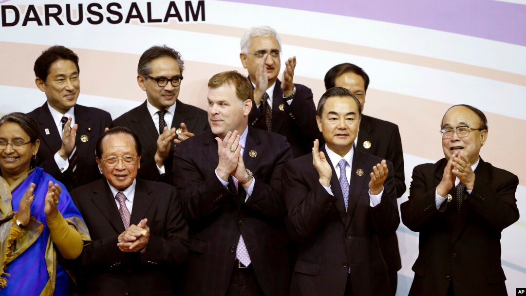 Foreign ministers gather for group photo at 20th ASEAN Regional Forum in Bandar Seri Begawan, Brunei, July 2, 2013. 