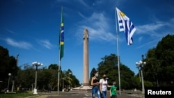 Imagen de la Plaza Internacional,en la frontera de la ciudad brasileña Santana do Livramento y la ciudad uruguaya de Rivera, Uruguay, el 19 de marzo de 202