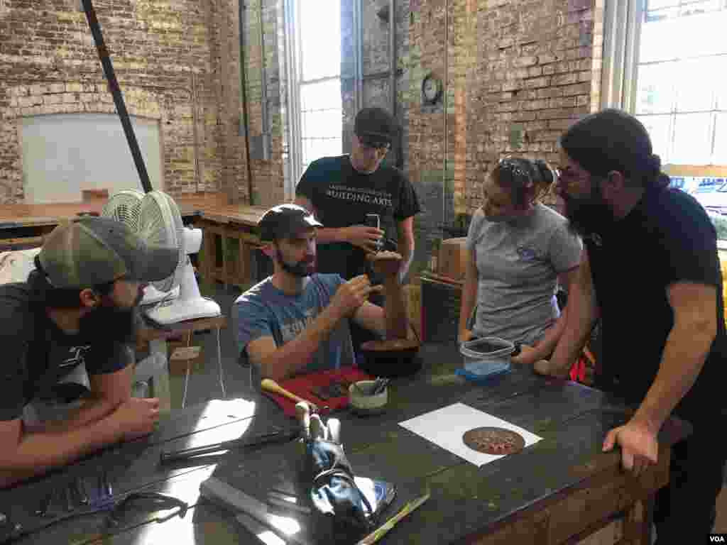 A copper smithing class at the American College of the Building Arts, Charleston, S.C. (J. Taboh/VOA News)