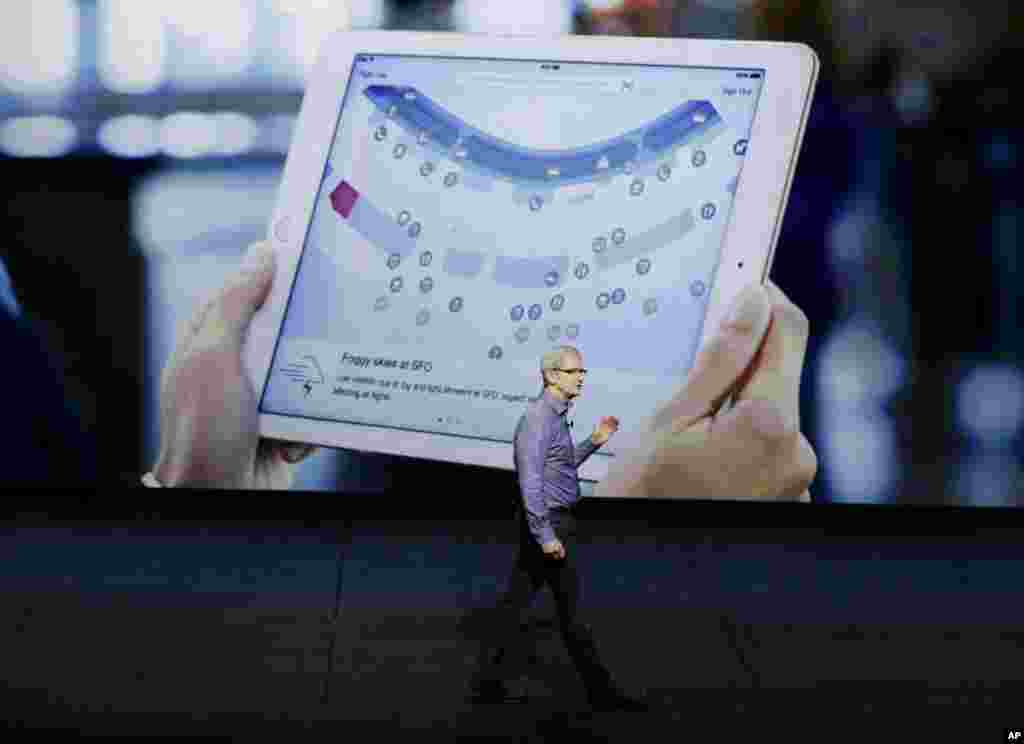 CEO Apple Tim Cook menjelaskan tentang iPad baru dalam acara Apple di Auditorium Bill Graham Civic di San Francisco, California.&nbsp;​(AP/Eric Risberg)