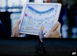 苹果公司首席执行官库克在旧金山的媒体活动中展示了苹果的新款iPad(2015年9月9日)
