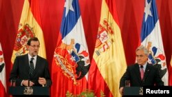 Fue en esta rueda de prensa con el jefe del gobierno español, Mariano Rajoy, que el presidente Piñera pidiera a Cuba su colaboración. 
