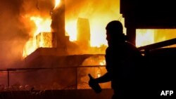 গাজার একটি হাসপাতালে হামলার পর পূর্ব বৈরুতের আওকারে গাজার জনগণের সাথে সংহতি প্রদর্শনের সময় যুক্তরাষ্ট্রের দূতাবাসের বাইরে বিক্ষোভকারীদের সাথে লেবাননের নিরাপত্তা বাহিনীর সংঘর্ষ। ১৮ অক্টোবর, ২০২৩।