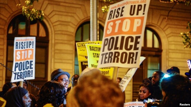 Manifestación afuera de la Corte en el primer día de selección del jurado en Baltimore, en el juicio al policía William Porter, acusado en el caso de la muerte de  Freddie Gray, a principios de noviembre.