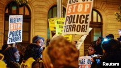 Warga AS melakukan unjuk rasa di luar gedung pengadilan kasus persidangan Freddie Gray di Baltimore (foto: dok).