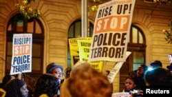 Des manifestants devant le palais de justice de Baltimore, 30 novembre 2015.