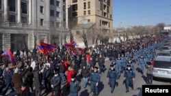 Unjuk rasa oposisi menuntut pengunduran diri Perdana Menteri Armenia Nikol Pashinyan di Yerevan, Armenia 26 Februari 2021. (REUTERS / Artem Mikryukov)
