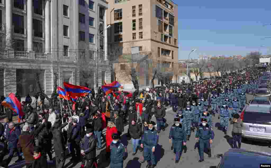 Namoyishchilar Bosh vazir Nikol Pashinyanning iste&#39;fosini talab qilmoqda. Yerevan, Armaniston.