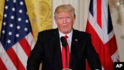 도널드 트럼프 미국 대통령이 27일 백악관에서 테레사 메이 영국 총리와 공동기자회견 중 기자들의 질문에 답하고 있다.