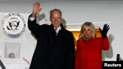 Wapres AS Joe Biden dan isterinya, Jill Biden tiba di bandara internasional Kyiv, Ukraina hari Kamis (20/11).