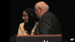 Manal Saleh được vinh dự giới thiệu cựu Chủ tịch Liên bang Sô Viết Mikhail Gorbachev, người nhận giải Nobel Hòa bình trước khi em ra đời