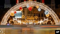 Un mercado navideño en Viena, Austria, cerrado a causa de un confinamiento nacional por el COVID-19 el 23 de noviembre de 2021.