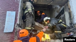가스 폭발이 일어난 건물에서 구조 작업이 벌어지고 있다. 