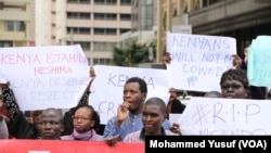 ARCHIVO - Varias docenas de manifestantes marchan hacia las oficinas de la comisión electoral exigiendo una investigación sobre el asesinato del alto funcionario de la Comisión Electoral Independiente y de Límites Chris Msando, en Nairobi, el 1 de agosto de 2017.