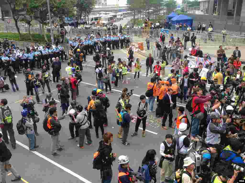 香港警方12月11日全面清场金钟占领区（美国之音海彦拍摄）