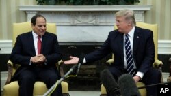 ປະທານາທິບໍດີ​ສະຫະລັດ ທ່ານ Donald Trump ພົບປະກັບ ປະທານາທິບໍດີ​ອີ​ຈິບ ທ່ານ Abdel Fattah el-Sissi ທີ່ຫ້ອງ Oval Office ໃນທຳນຽບຂາວ ທີ່ວໍຊີງຕັນ, 3 ເມສາ, 2017.