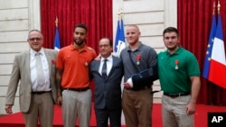 De izquierda a derecha, empresario británico Chris Norman, Anthony Sadler, estudiante de la Universidad Sacramento en California, el presidente francés Francois Hollande, el aviador estadounidense Spencer Stone y Alek Skarlatos, integrante de la Guardia Nacional de Oregon, EE.UU., posan en el Palacio del Eliseo, en París, el lunes, 24 de agosto de 2015.