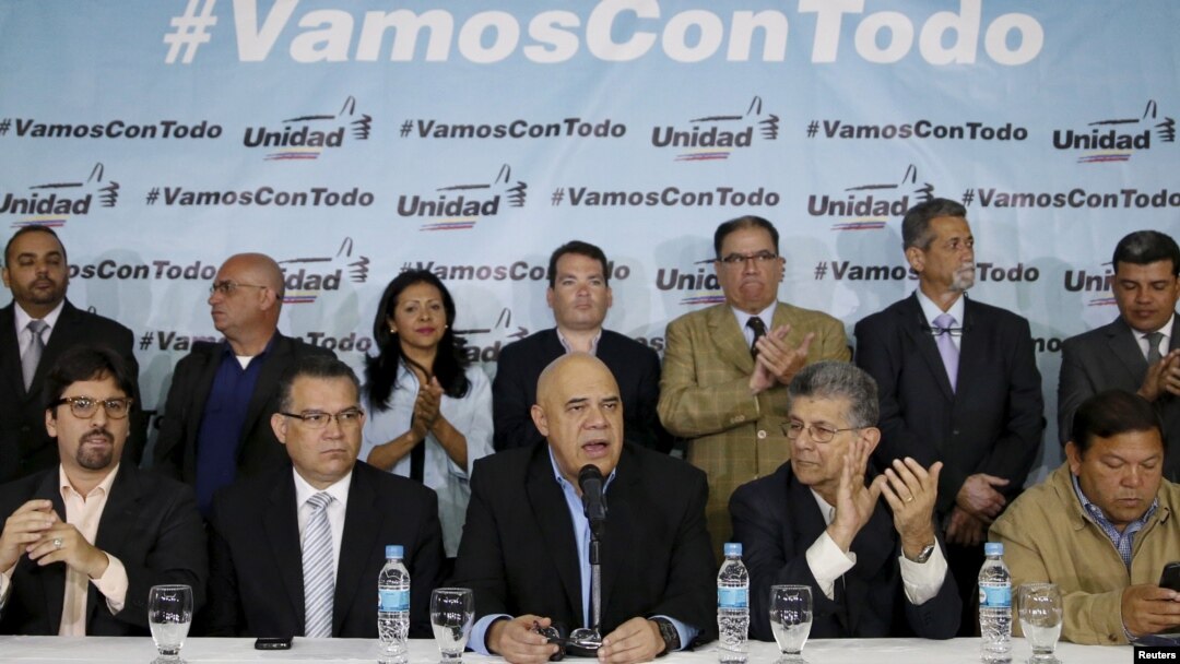 Jesus Torrealba (C), secretary of Venezuela's coalition of opposition parties (MUD), talks to the media next to his fellow politicians during a news conference in Caracas, March 8, 2016. 