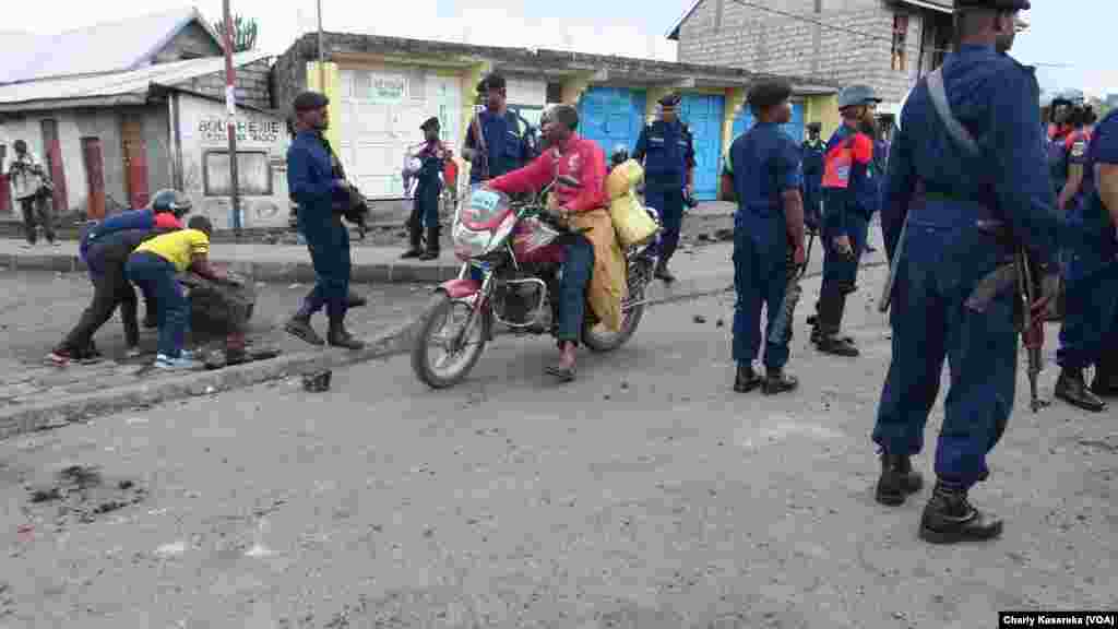 Des manifestants dans les rues de Goma, en RDC, le 30 octobre 2017. (VOA/Charly Kasereka)