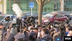 许志永的律师张庆方与庭外外国记者交谈时，受到警察和便衣警察的阻挡，场面一度混乱(美国之音东方拍摄)