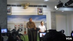 Presiden SBY dan Wapres Boediono menyikapi situasi ekonomi nasional terkait pelemahan rupiah dan indeks harga saham gabungan di Kantor Presiden Jakarta, Rabu (21/08). (VOA/Andylala)