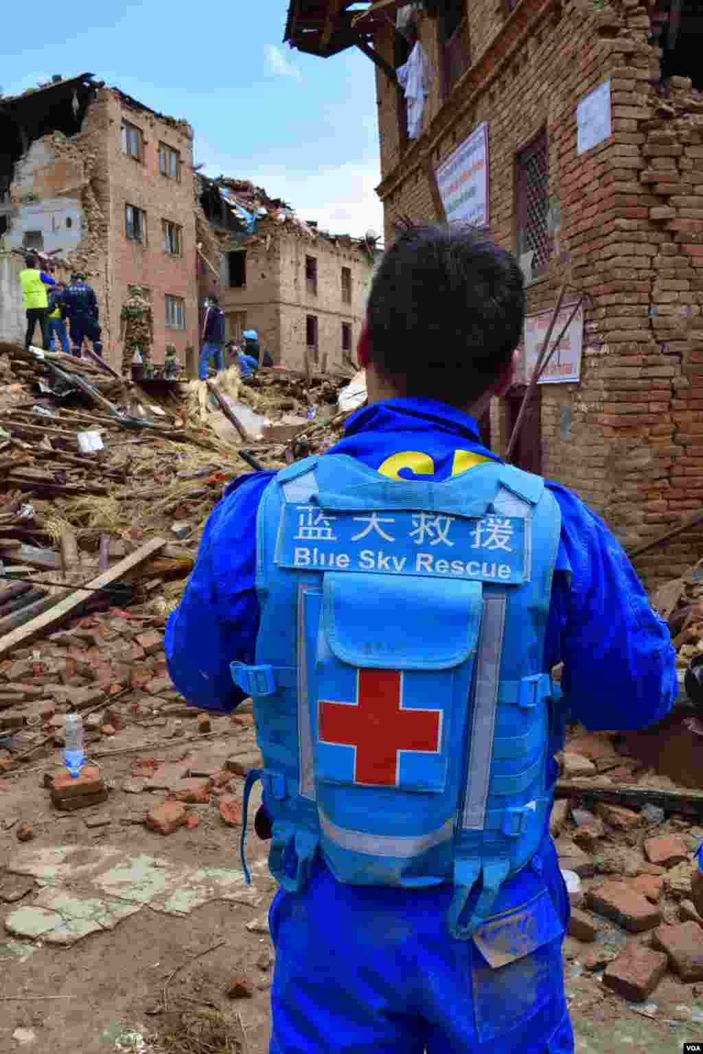A private team of 60 volunteers from a Chinese NGO is among the foreign teams involved in search and rescue operations in the community, Sankhu, Nepal, April 29, 2015. (Rosyla Kalden/VOA))