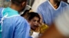طبی عملہ غزہ کی پٹی میں اسرائیلی بمباری میں زخمی ہونے والی ایک بچی کا رفح پناہ گزین کیمپ،منگل، 7 مئی 2024 کو کویتی ہسپتال میں علاج کر رہے ہیں۔ (اے پی فوٹو)