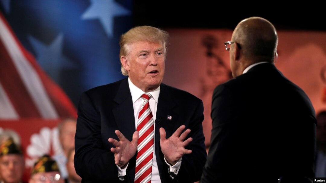 Ứng cử viên tổng thống Donald Trump trao đổi với ký giả Matt Lauer trong một diễn đàn ở Manhattan, New York, 7/9/2016.