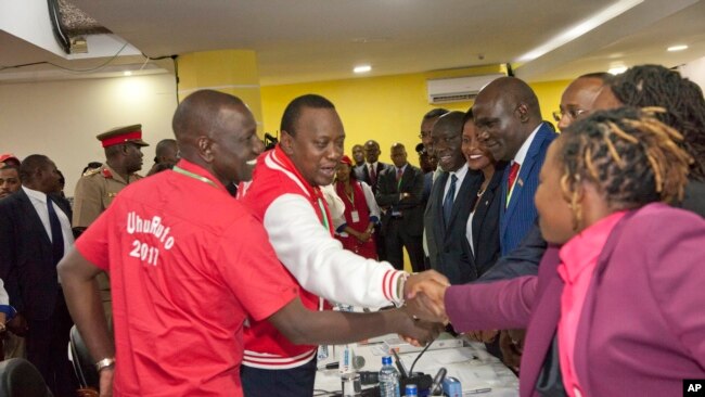 Uhuru Kenyatta (à droite), son colistier William Ruto