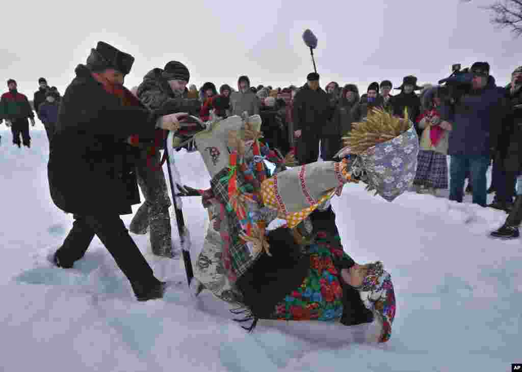 Người Belarus mặc trang phục dân gian cử hành nghi thức Kéo Kolyada lên cây Sồi ở làng Martsiyanauka, khoảng 77 km về phía đông của thủ đô Minsk.