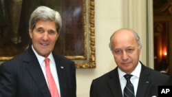 Menlu Perancis Laurent Fabius dan Menlu AS John Kerry di Paris (22/10).